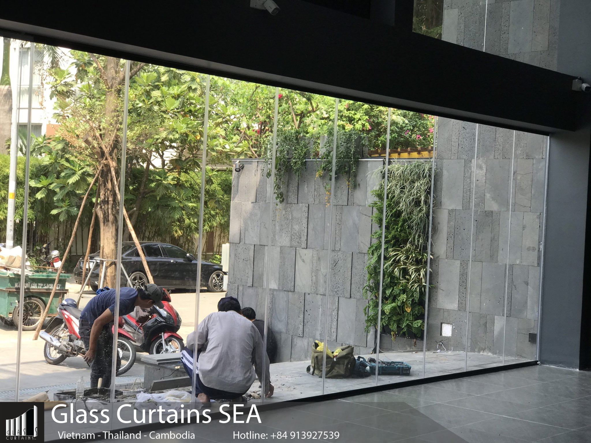 Cua Kinh Xep Truot GlassCurtains Carshowroom Q7 (10)