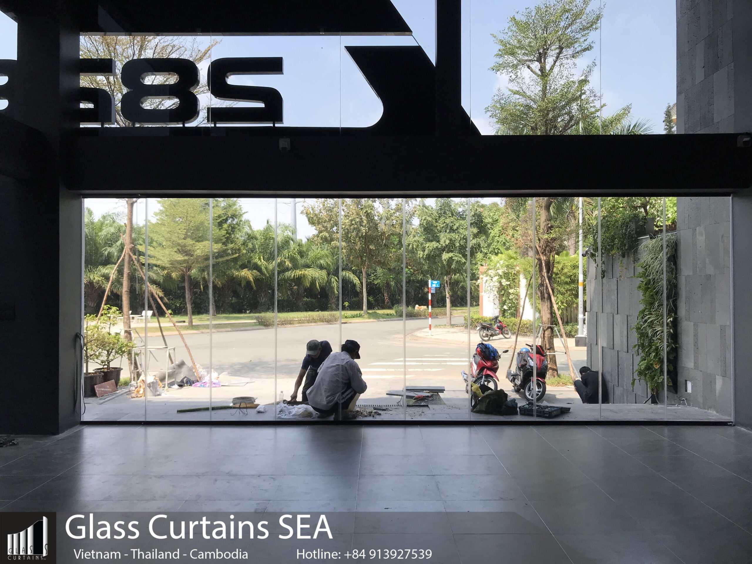 Cua Kinh Xep Truot GlassCurtains Carshowroom Q7 (12)