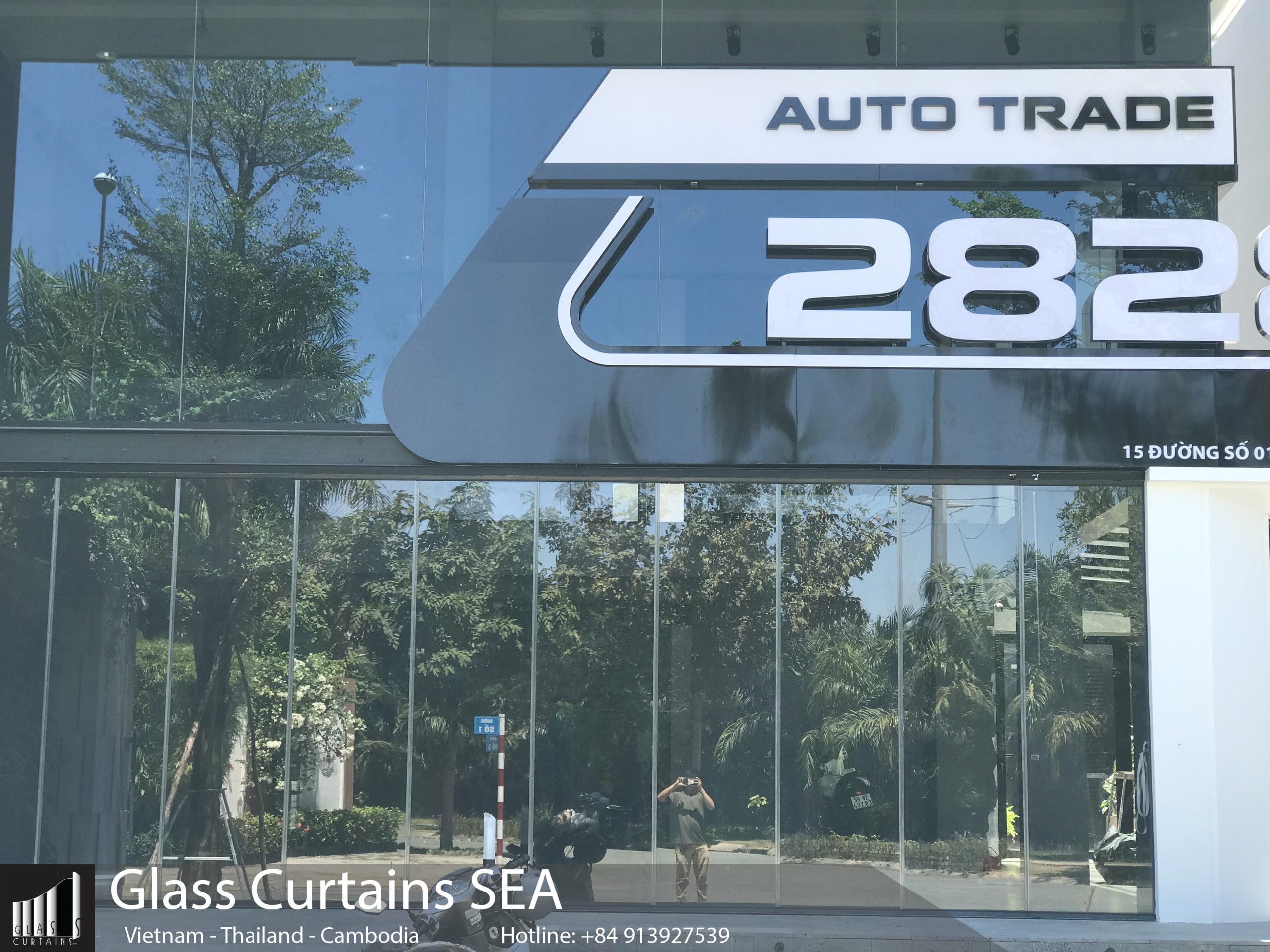 Cua Kinh Xep Truot GlassCurtains Carshowroom Q7 (13)