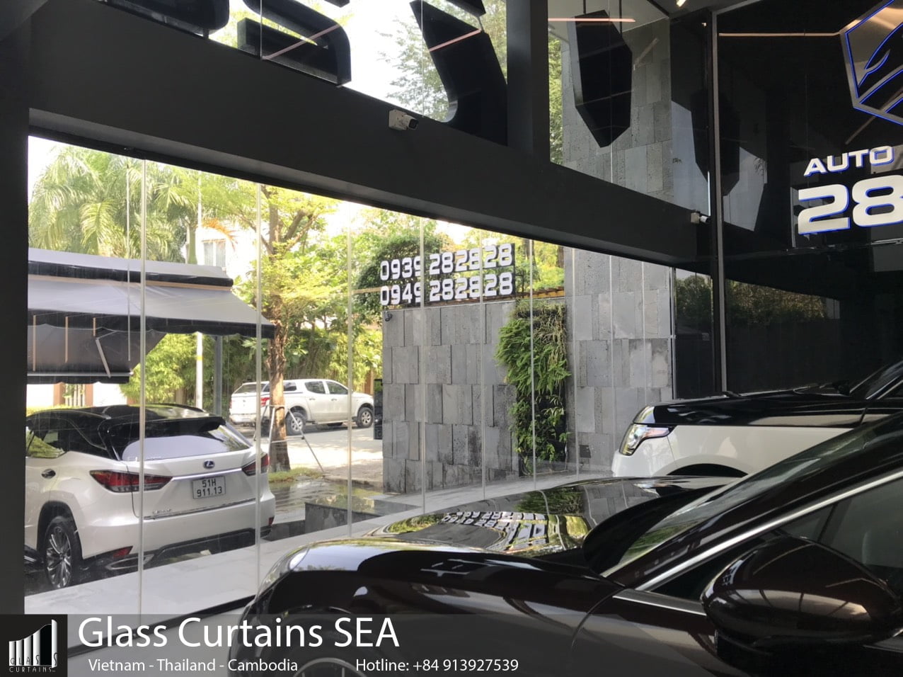 Cua Kinh Xep Truot GlassCurtains Carshowroom Q7 (3)