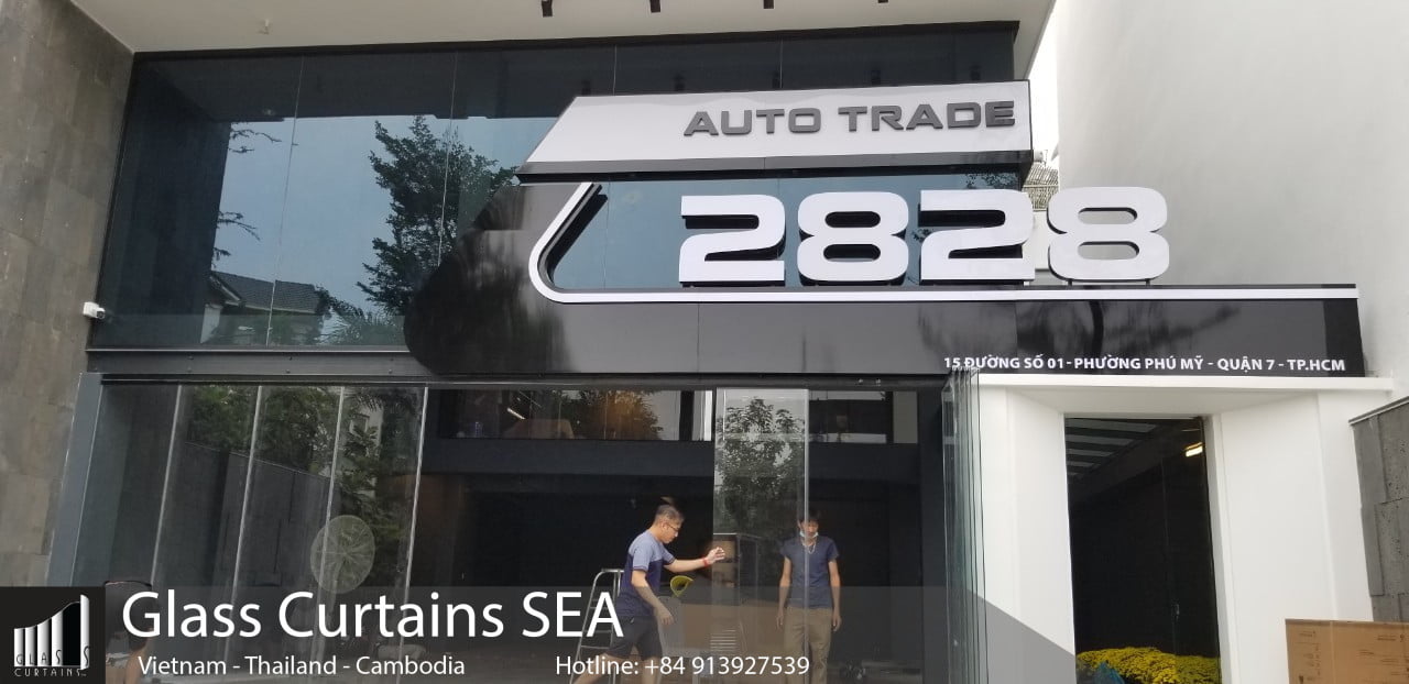 Cua Kinh Xep Truot GlassCurtains Carshowroom Q7 (8)