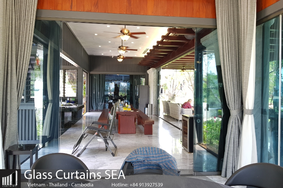 cua kinh biet thu ben mo 18