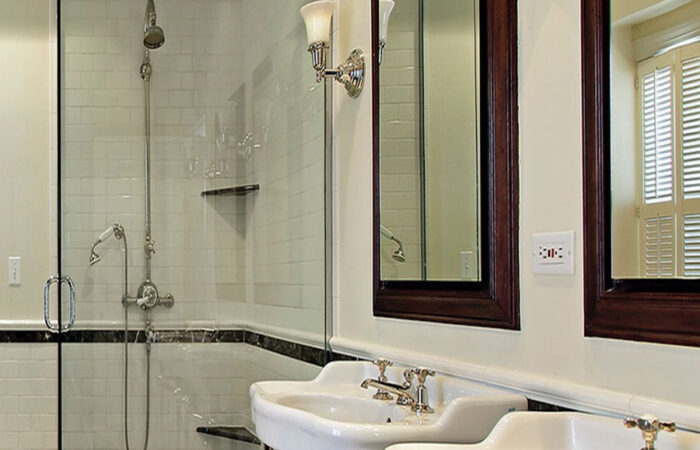 Cách vệ sinh cửa kính phòng tắm không khung đúng cách