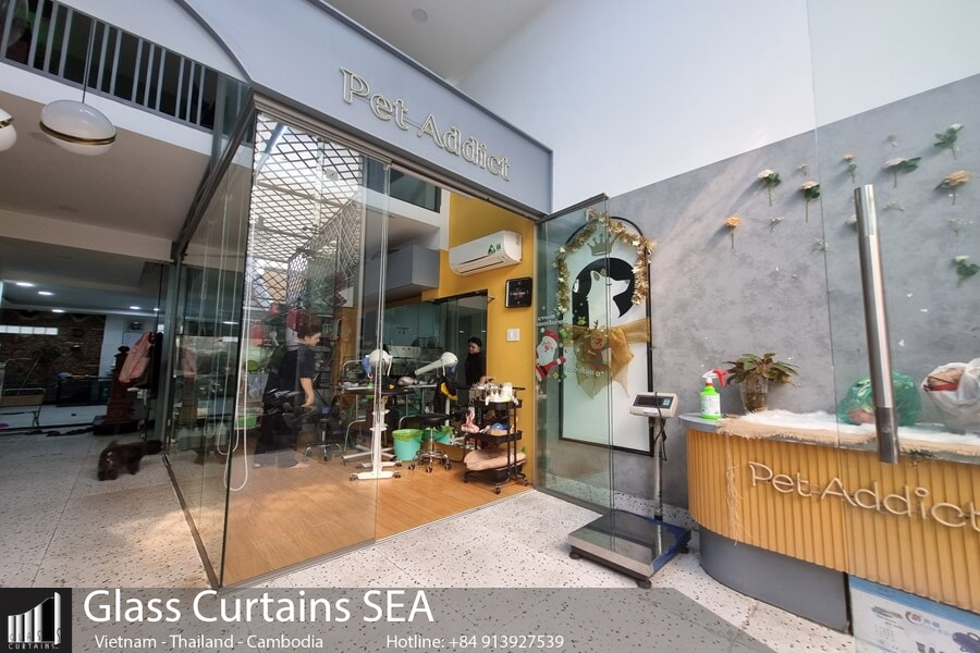 Ứng dụng của cửa kính xếp trượt 3 cánh trong không gian thương mại