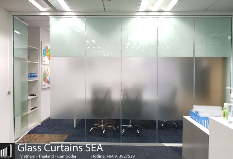 So sánh vách ngăn kính và vách thạch cao: Loại nào tối ưu hơn?