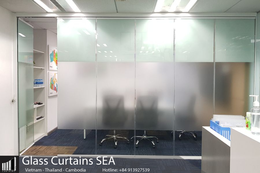 So sánh vách ngăn kính và vách thạch cao: Loại nào tối ưu hơn?