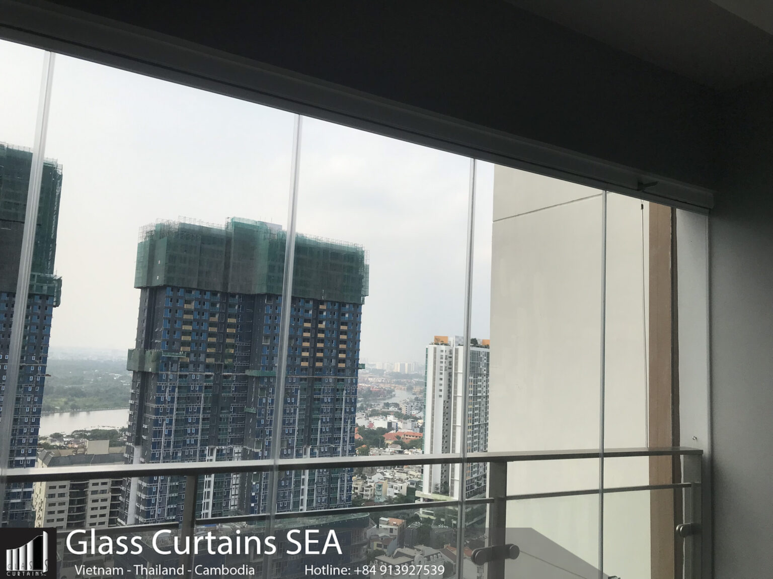 Vì sao cửa kính dễ dàng vệ sinh hơn các loại cửa khác?